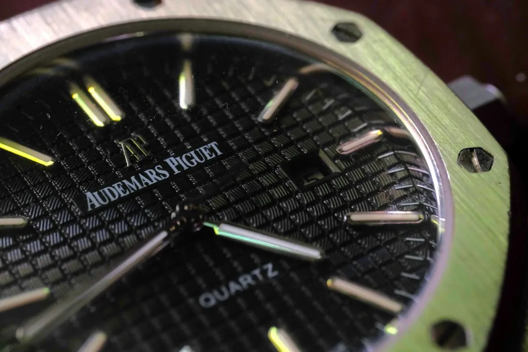 Primer plano de la esfera del reloj Audemars Piguet Royal Oak con patrón tapisserie.