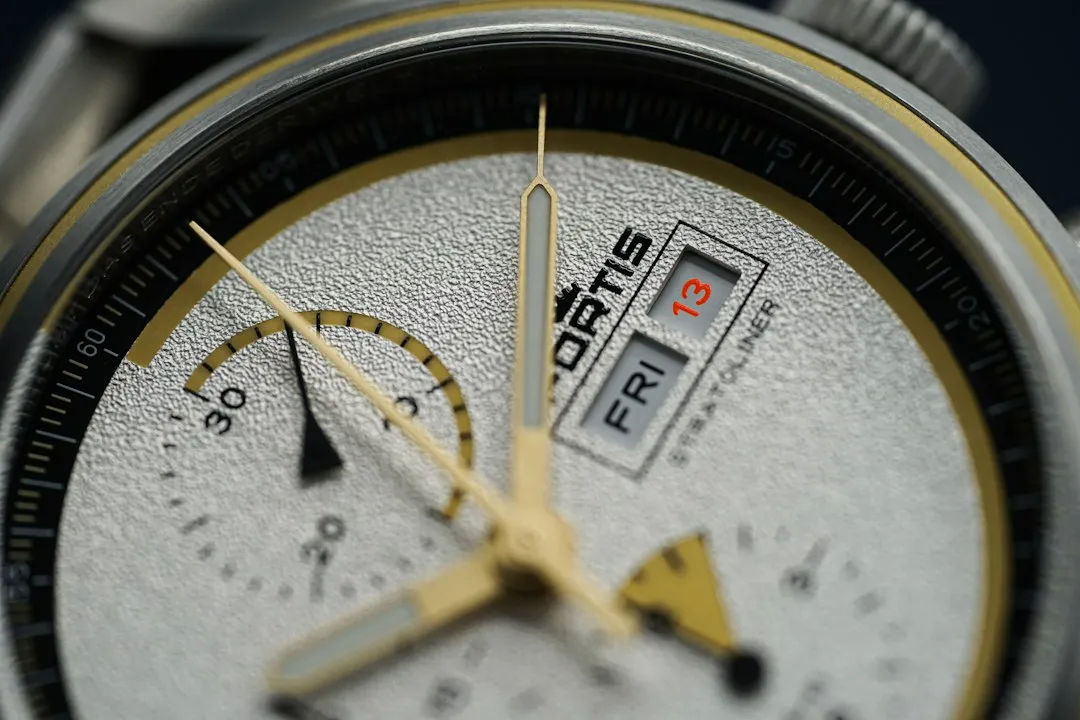 Primer plano de la esfera de un reloj Oris con manecillas, ventana de fecha y contadores.