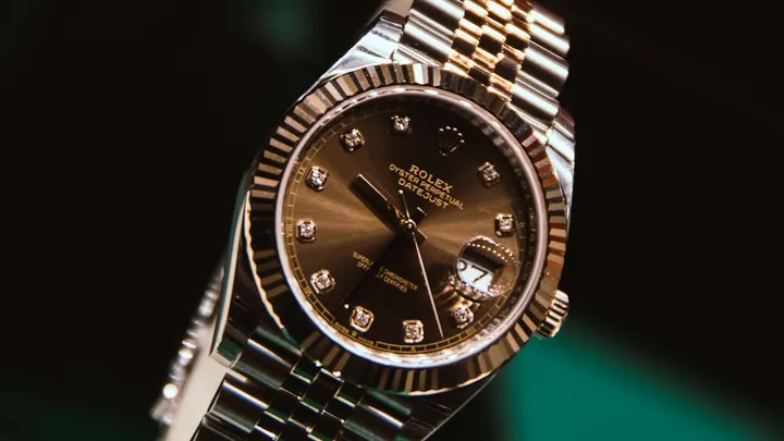 Girard-Perregaux Laureato Fifty Three Gold Bridges Returns