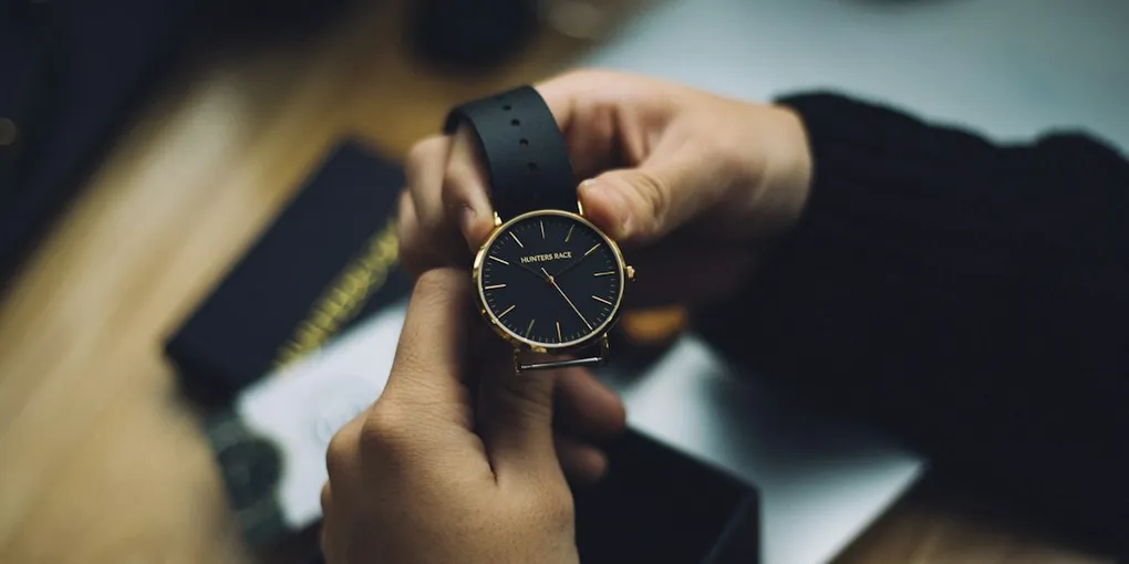 ¿Por qué giran las agujas de reloj en sentido horario?